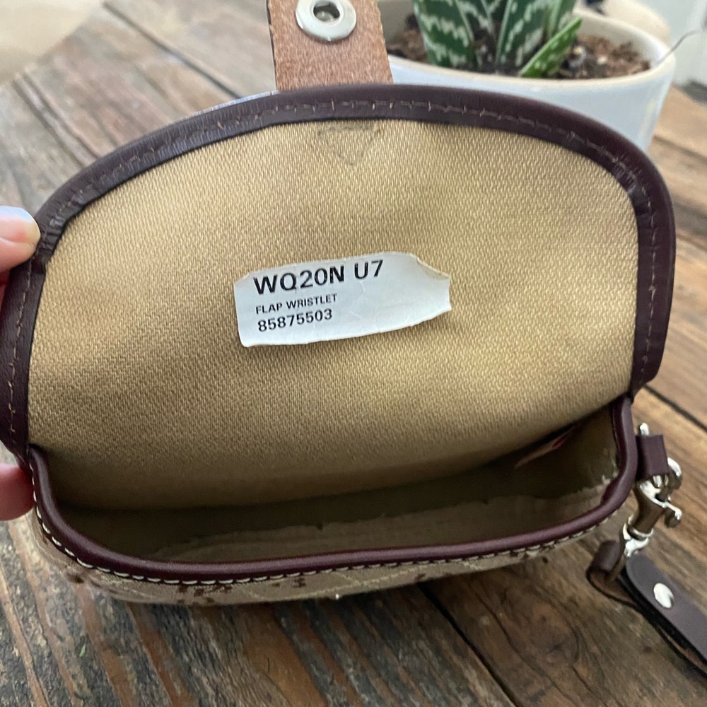 Dooney and Bourke wristlet - Picture 5 of 8